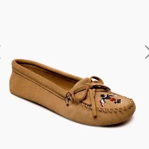 MINNETONKA Thunderbird Suede Moccasins in Taupe Size 6 wide NIB